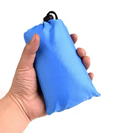 Kieszonkowy koc plażowy z matą nawilżającą